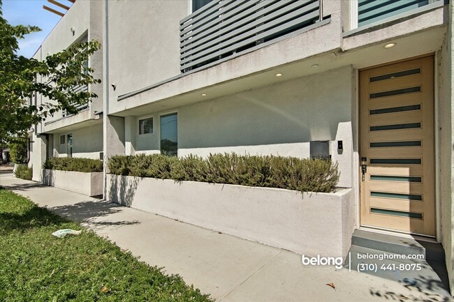 Building Photo - 5424 Camellia Ave