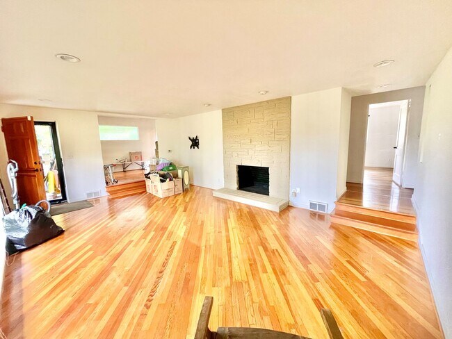 Building Photo - Charming  home on quiet street, great loca...