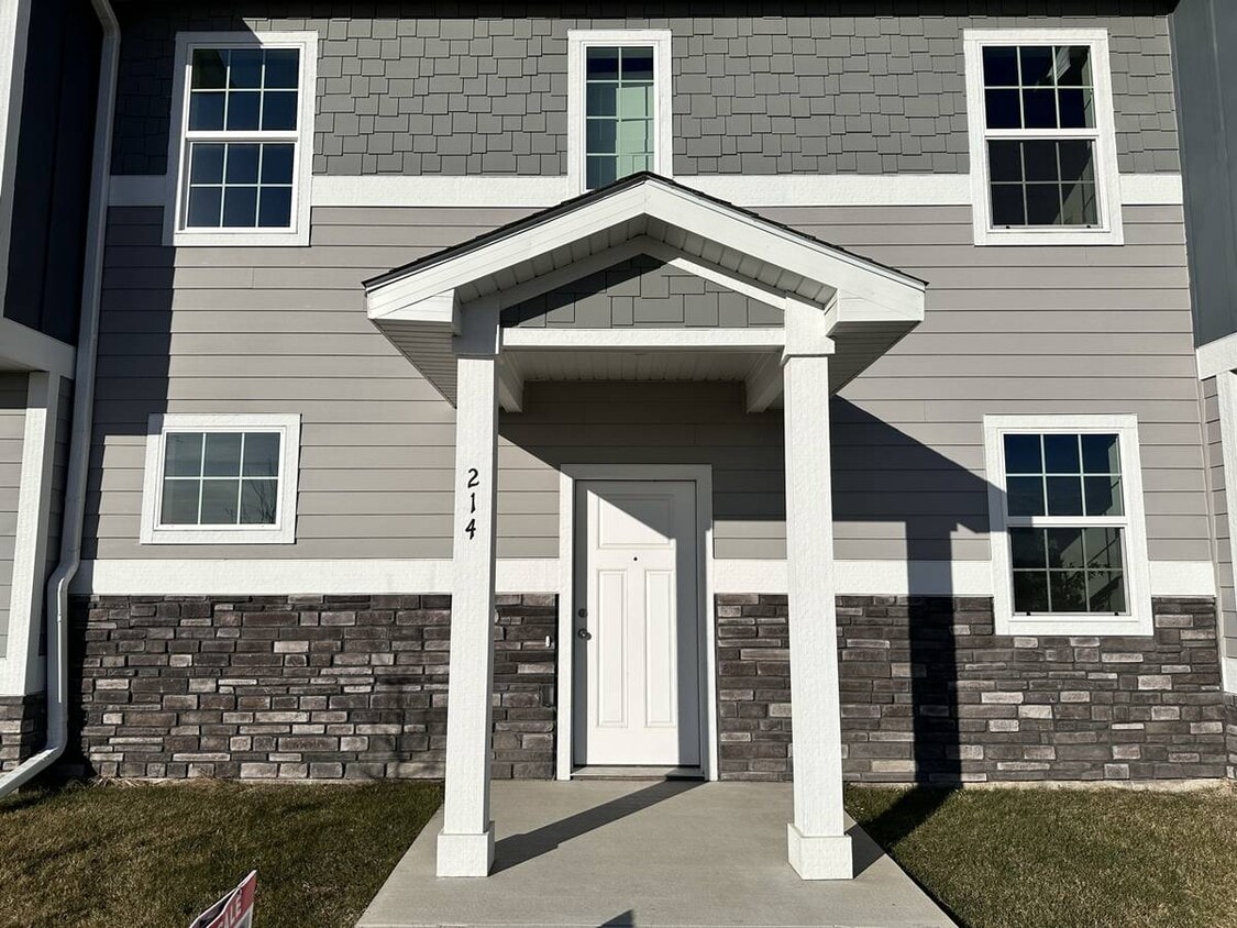 214 NW Common Pl, Waukee, IA 50263 Townhome Rentals in Waukee IA