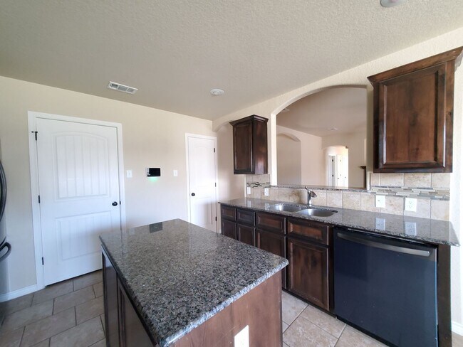 Foto del edificio - 4-Bedroom House for Rent in Killeen