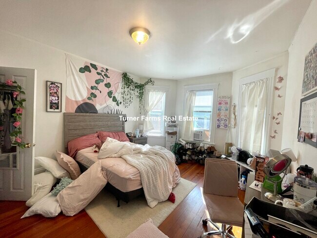 Building Photo - 162 Kelton St