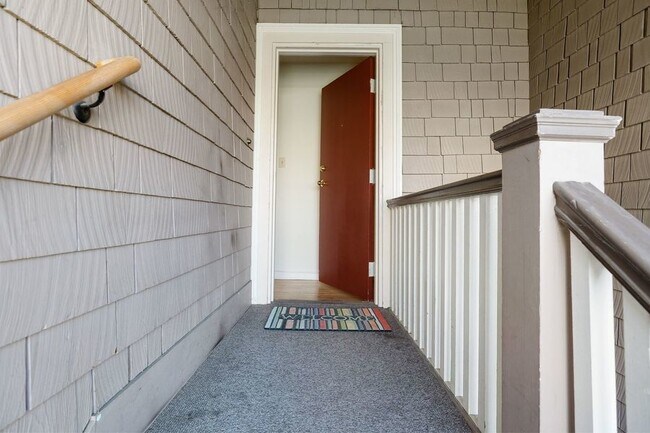 Building Photo - Spacious Top Floor 3BD/1BA with On-Site Wa...