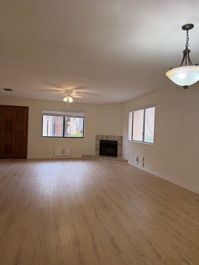 Foto del edificio - Stunning Midtown 2 Bedroom 2 Bath Townhome in Gated Community!