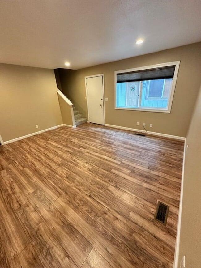 Foto del edificio - Nicely updated duplex 2Bd unit available soon!! Call me today to inquire!