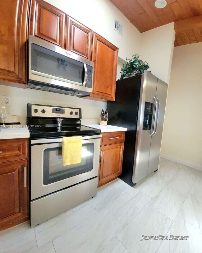 Foto del edificio - 2241 NE 38th St