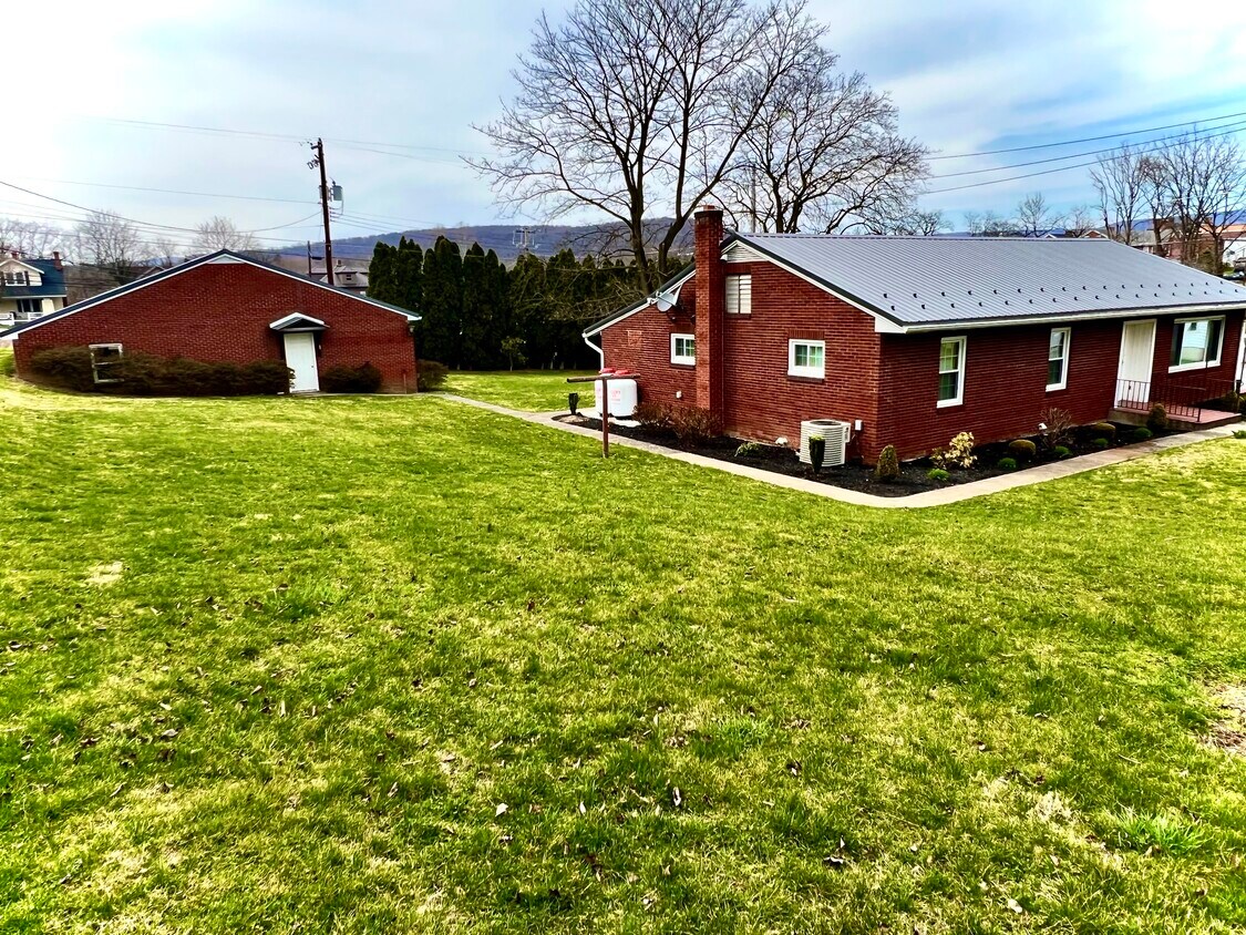 Large Yard - 10 Cedar St