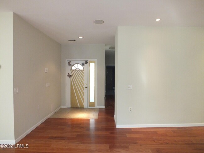 Building Photo - 714 N Reeve Rd