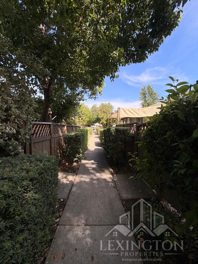 Foto del edificio - Stunning, 2BD/1BA, Condo home in The Villaggio Community, near Madison Ave. and American River Co...