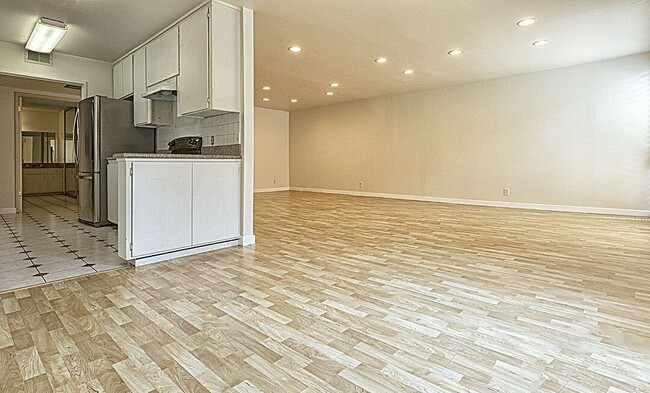 Building Photo - "Charming 1-Bed Condo with 1.5 Baths in Pr...