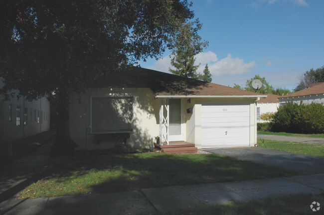 Building Photo - 840 Calderon Ave