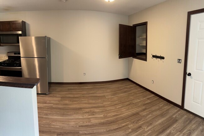 Building Photo - 207 Larson Ave