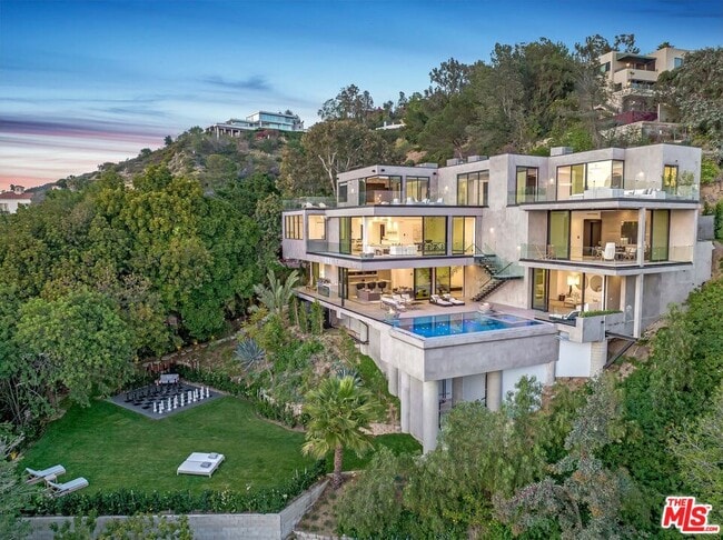 Foto del edificio - 9406 Lloydcrest Dr