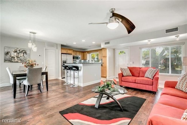Building Photo - 1396 Crescent Dr