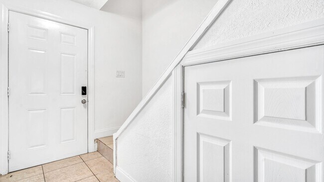 Foto del edificio - Spacious 1-bedroom, 1.5-bath, two-story Ki...