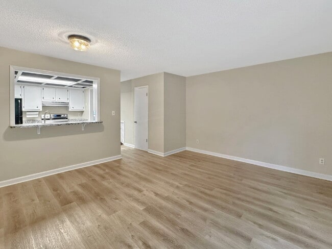 Building Photo - Charming 2 Bed 1.5 Bath Townhouse in Oakwood!