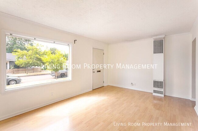 Foto del edificio - Warm and Inviting Bungalow with Fully Fenc...