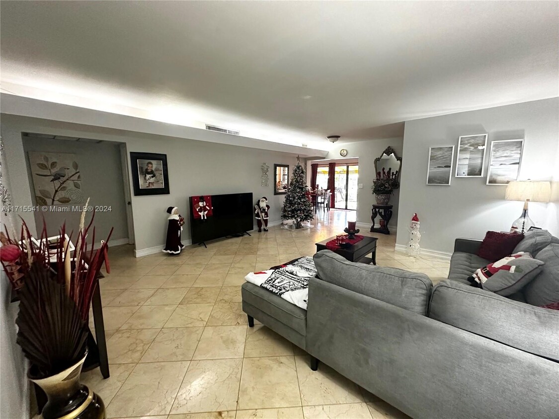 Foto principal - 7000 Crown Gate Ct