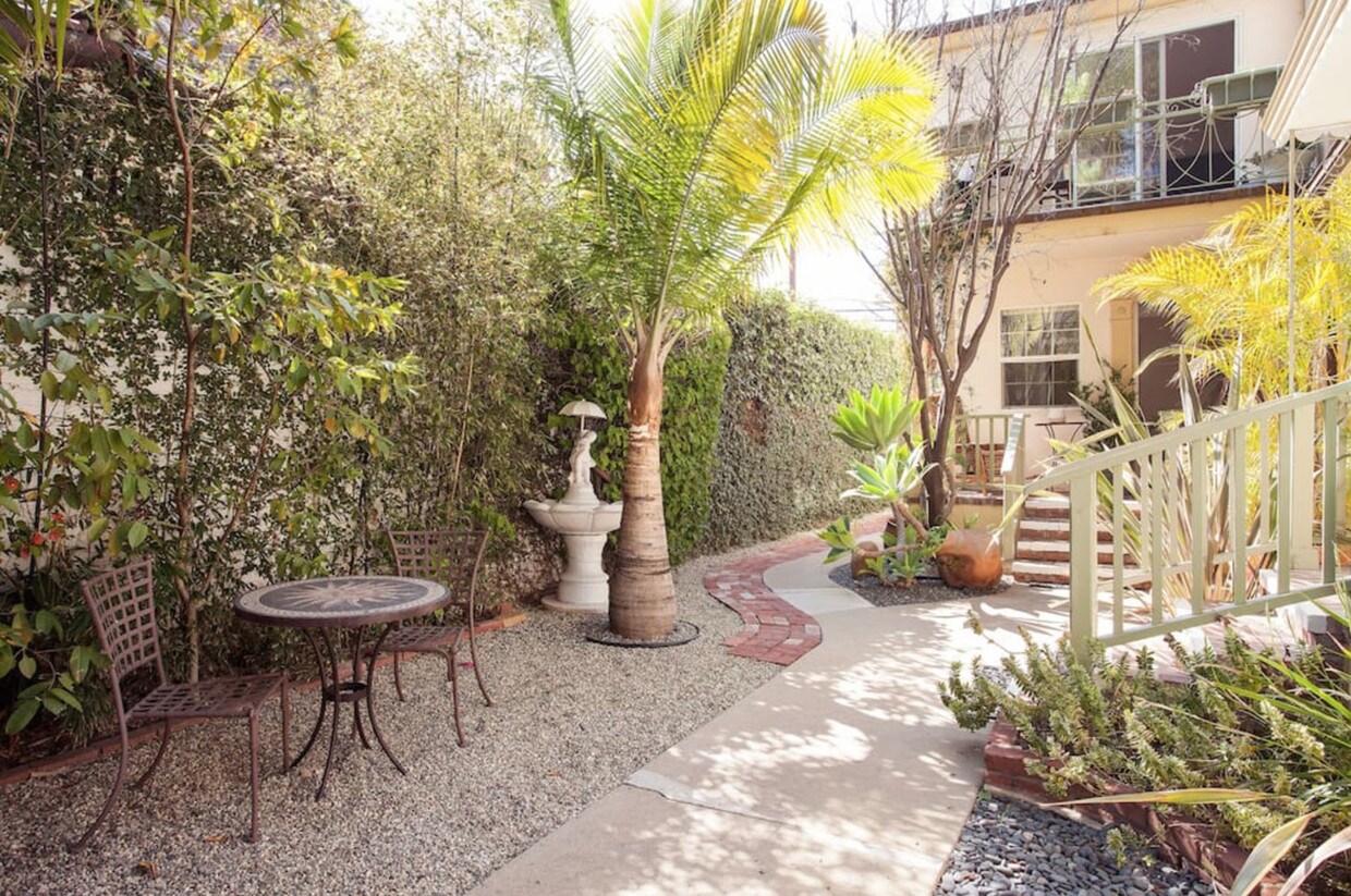 Foto principal - 8950 Burton Way