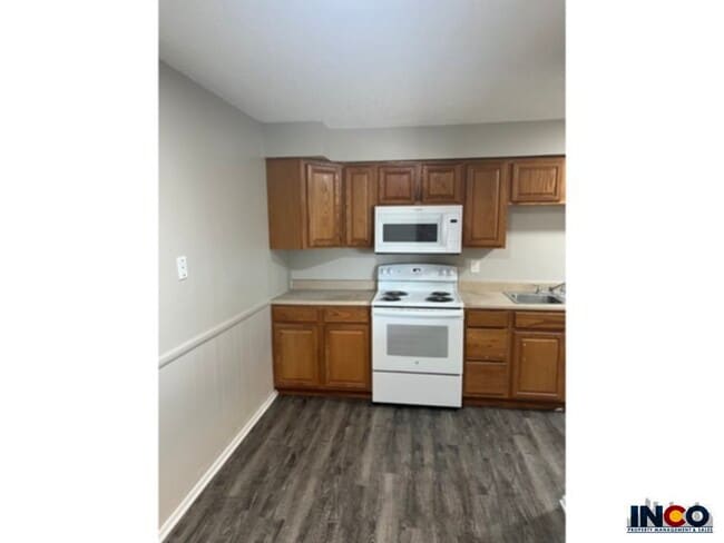 Building Photo - Top floor three bedroom condo!