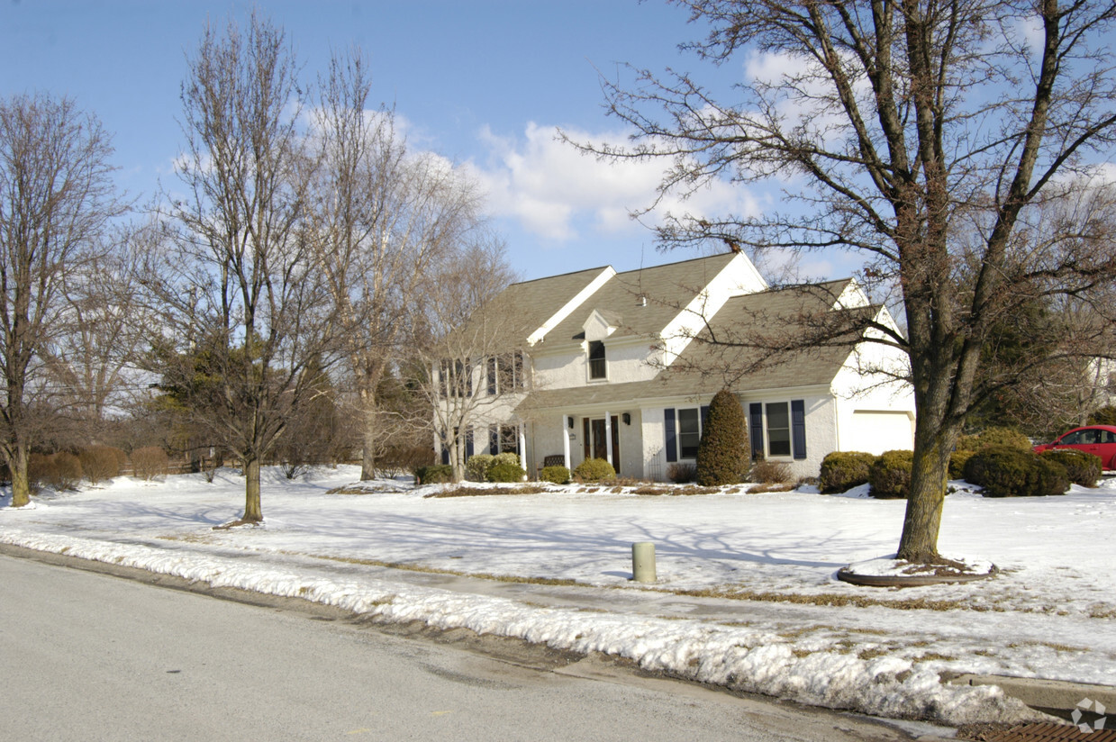 Building Photo - 8 Country Club Rd