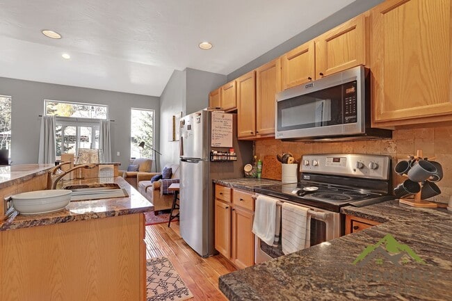 Foto del edificio - WINTER RENTAL, Utilities included- Gorgeous Townhome with Garage