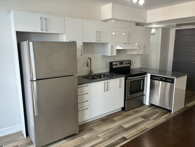 Building Photo - 7070 Chem. de la Côte St Luc