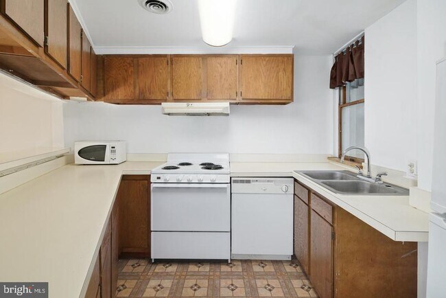 Building Photo - 803 Corinthian Ave