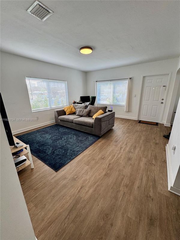 Foto del edificio - 1215 NE 109th St