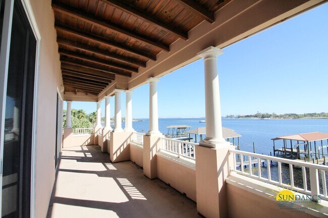 Foto del edificio - Experience luxurious waterfront living in ...