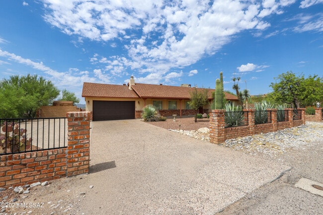 Building Photo - 5091 N Hillcrest Dr
