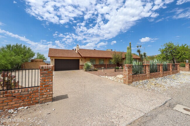 Foto del edificio - 5091 N Hillcrest Dr
