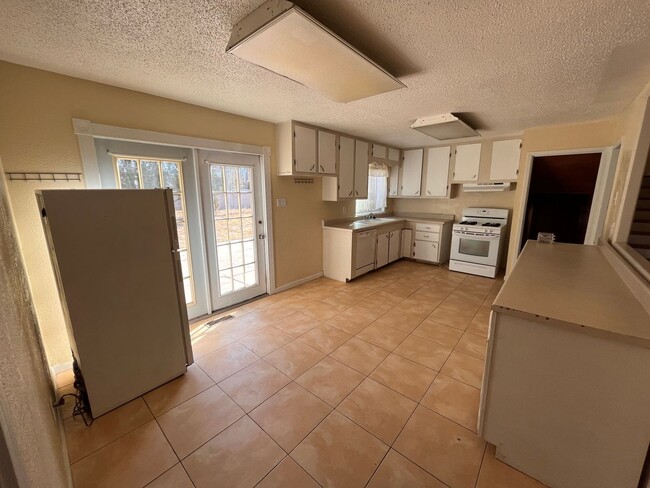 Building Photo - Pet Friendly property with a bonus room!