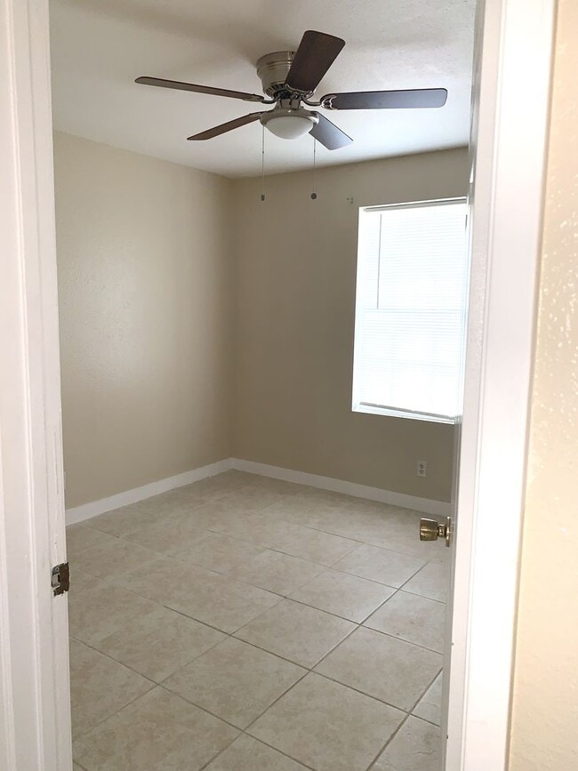 Building Photo - Refreshed 2 Bed / 2 Bath Duplex in Eagle Lake