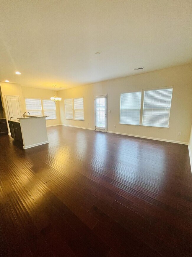 Building Photo - Spacious 3BR/2.5 BA Townhouse in Edison Sq...
