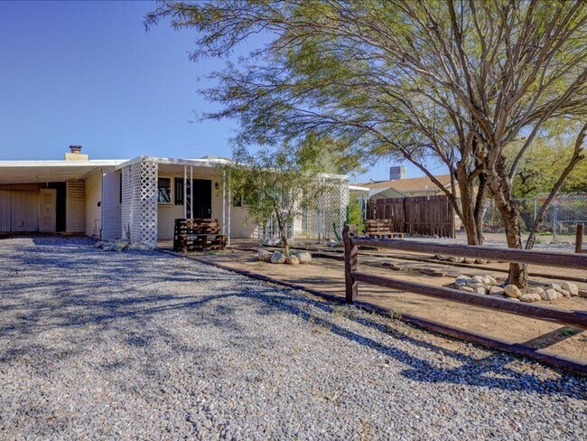 Building Photo - 3 Bedroom 1 Bathroom