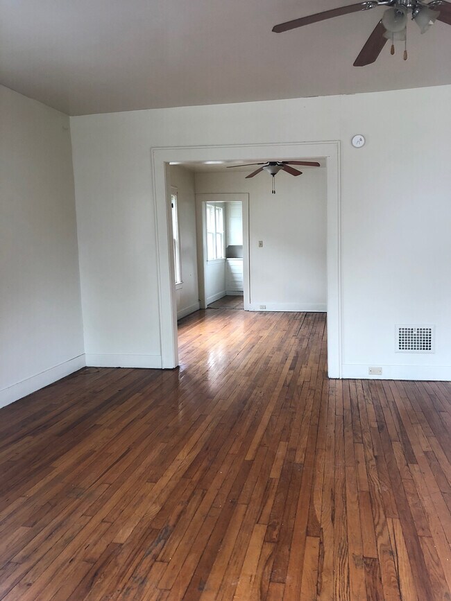 Foto del edificio - 221-23-223 Warner Ave