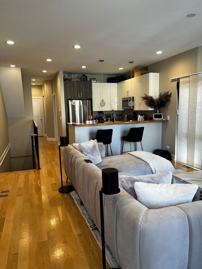 Foto del edificio - 5629 W Higgins Ave