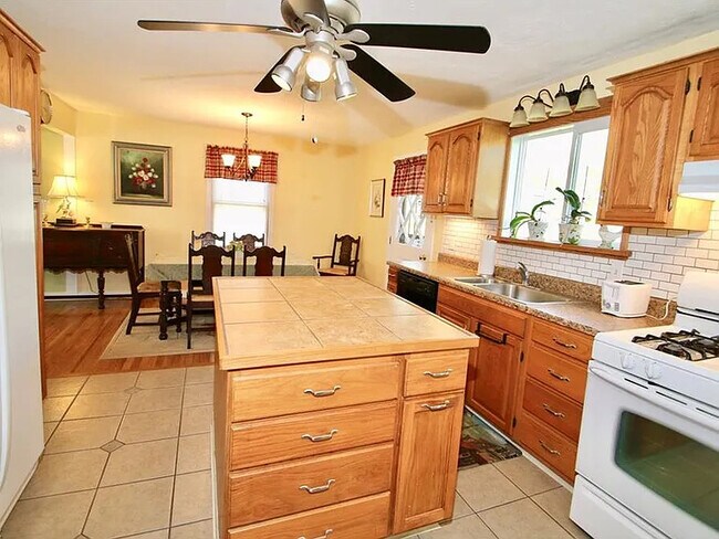 Foto del edificio - 1771 E 234th St