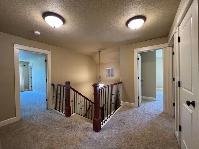 Building Photo - Spacious 3 Bedroom Home in Hood River