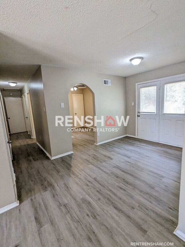 Foto del edificio - Renovated 4 Bed / 1.5 Bath Single-Family h...