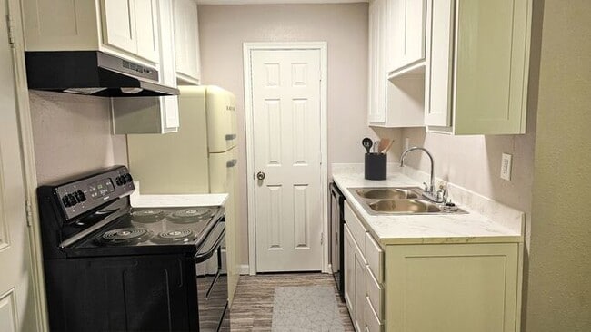 Building Photo - Fully Renovated Efficiency