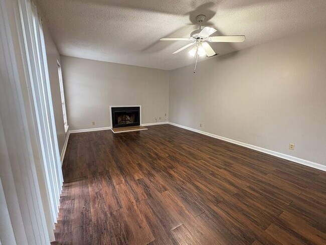 Foto del edificio - 3 Bed 2 Bath Apartment in Central Tyler! F...