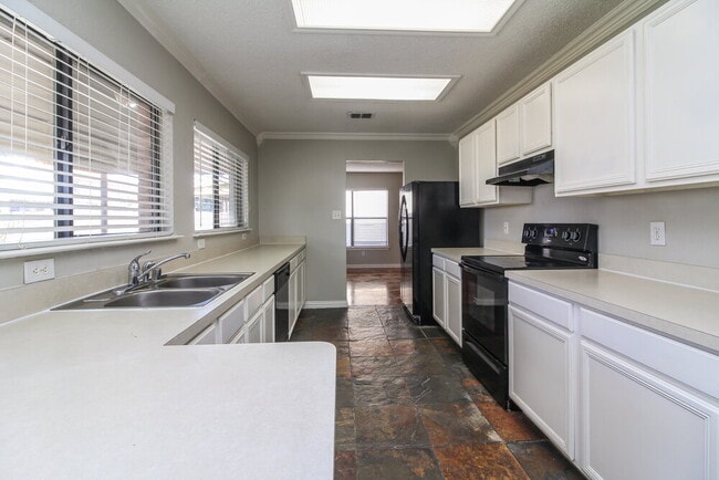 Building Photo - 3153 Pine Valley Dr