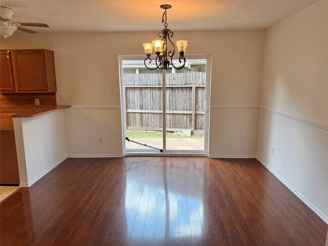 Foto del edificio - 7331 Burkridge Dr