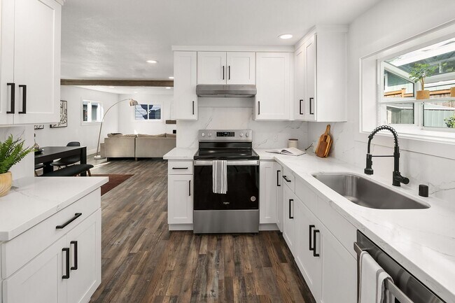 Foto del edificio - Beautiful Home in Seward Park!