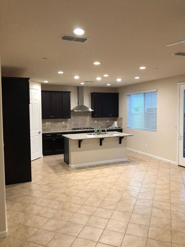 Foto del edificio - Spacious Two-story Single Family Home