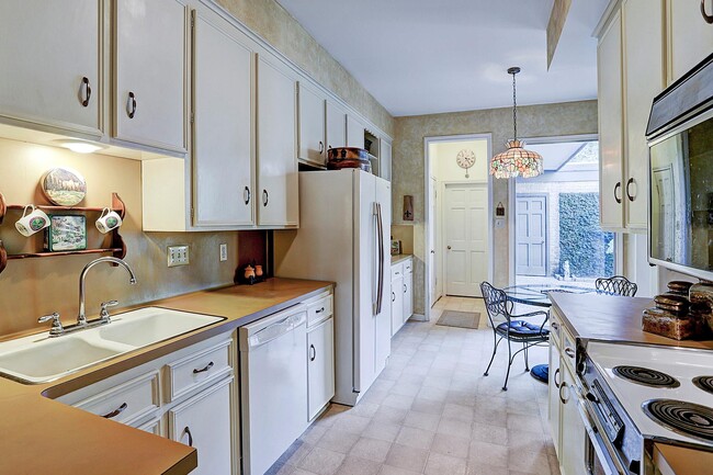 Building Photo - 2106 Fulham Ct