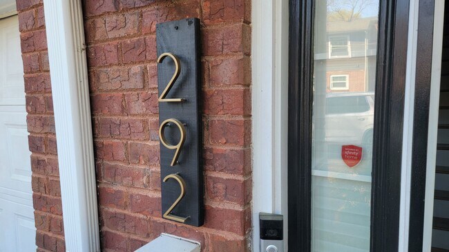 Foto del edificio - Beautiful 3 Story Townhome Walk to Local P...