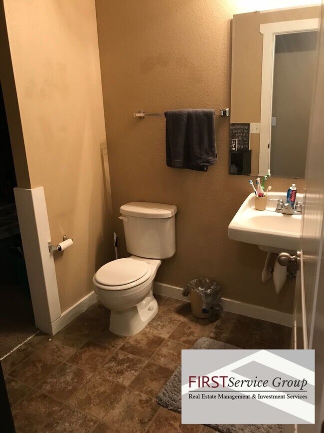 Building Photo - Newer Centrally Located Town Home!