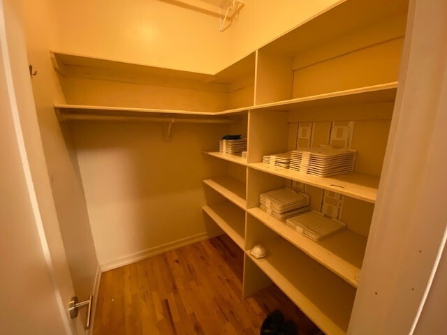Walkin-Closet - 293 Monroe St